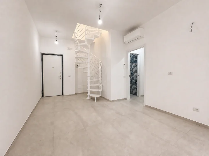 Soggiorno e ingresso di INT.02