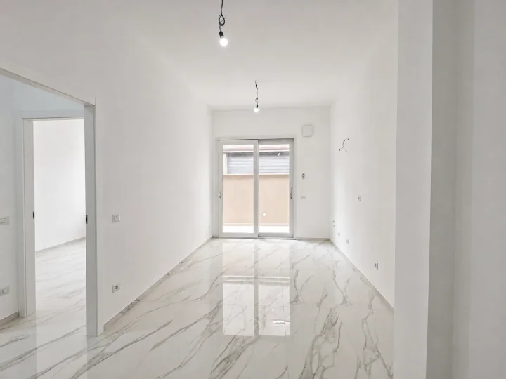 Soggiorno di INT.03 affacciato sulla corte privata