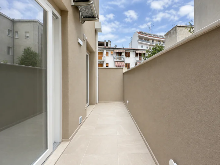 Balcone lungo di INT.03