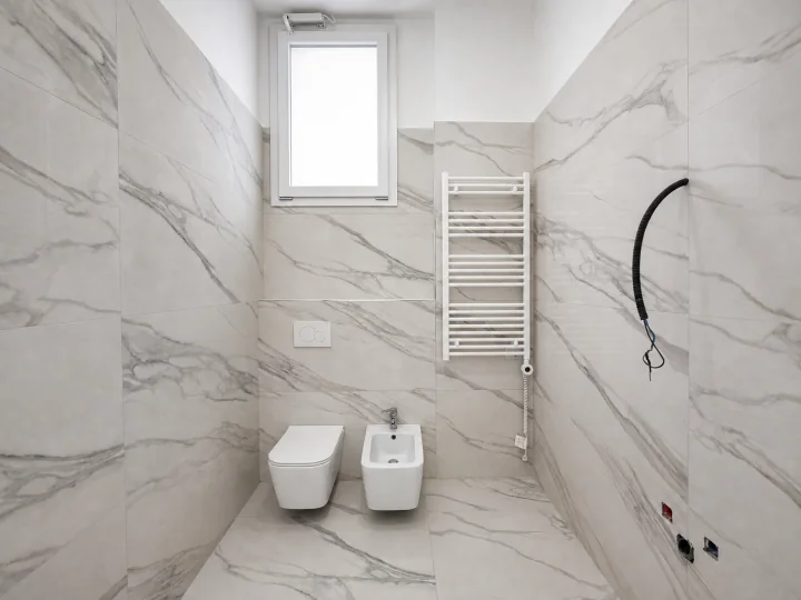 Bagno di INT.03 con sanitari sospesi