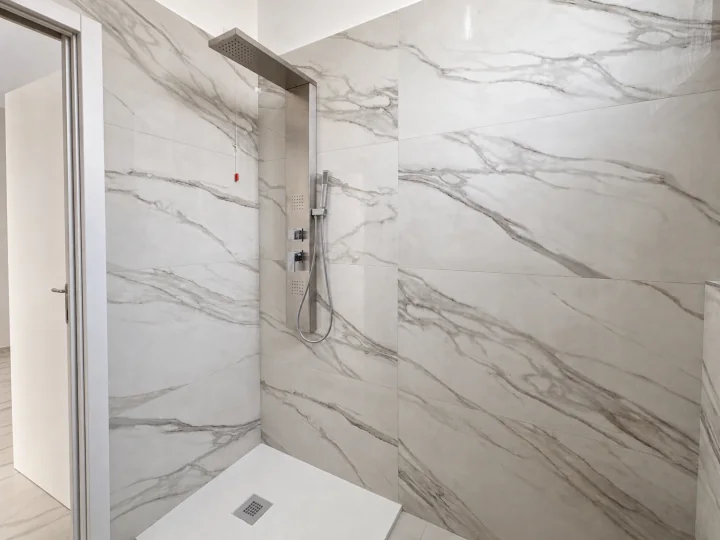 Doccia del bagno di INT.03