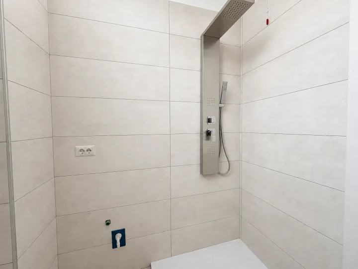 Doccia del bagno di INT.04