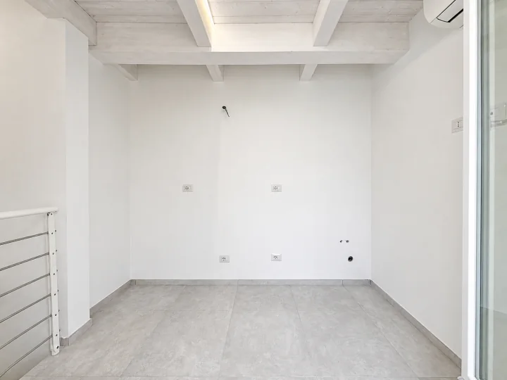 Locale al piano superiore di INT.04