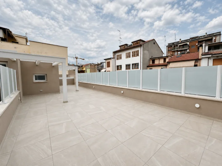 Vista panoramica della terrazza di INT.04