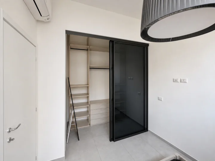 Cabina armadio aperta di INT.04