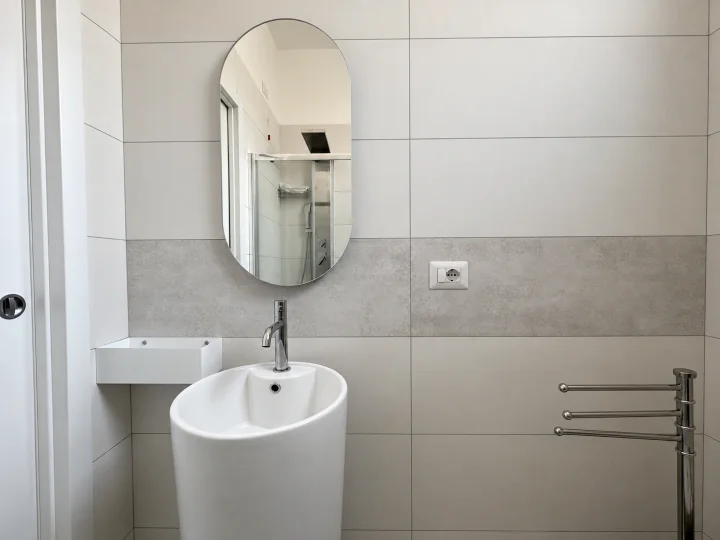 Lavabo e specchio del bagno di INT.04